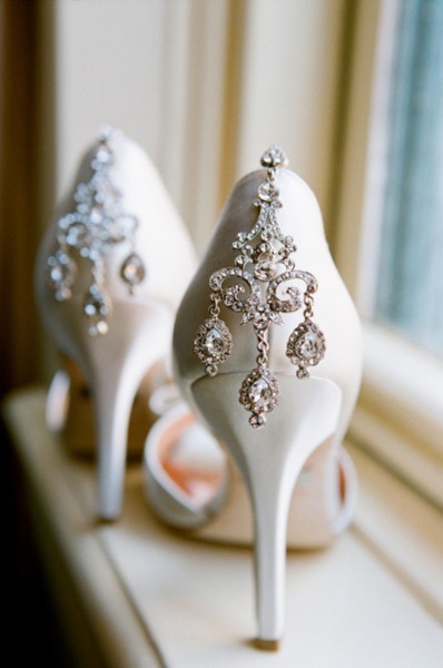Piękne, eleganckie szpilki z ozdobnym tyłem to idealna propozycja dla panien młodych, które do ślubu wybrały krótką sukienkę (źródło: pinterest.com)