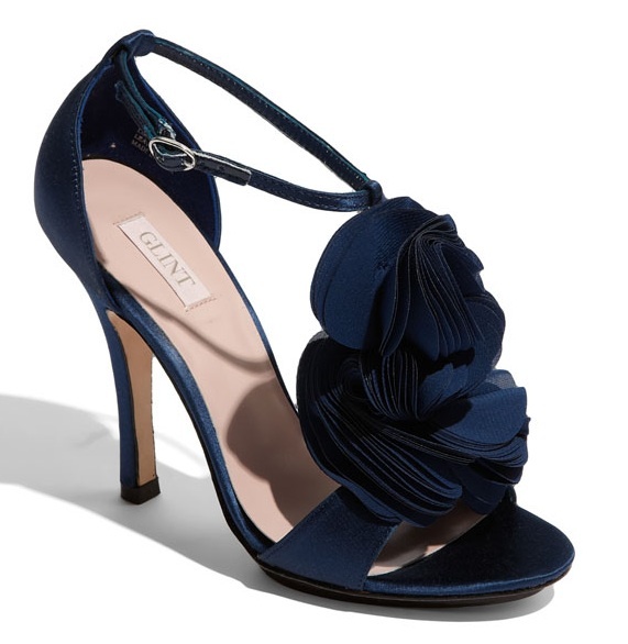 Wycięte sandałki w kolorze granatu? Czemu nie! Takie buty doskonale sprawdzą się w połączeniu z krótką suknią ślubną (źródło: pinterest.com)