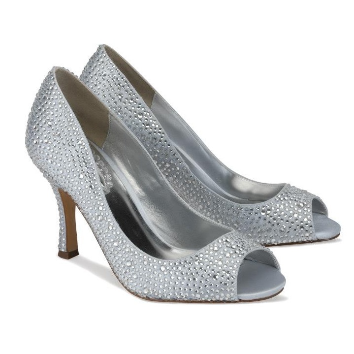 Srebrne buty wysadzane kryształkami zaprezentują się pięknie w połączeniu z długą suknią ślubną (źródło: pinterest.com)