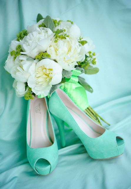 Szpilki w kolorze mięty pięknie przełamią white total look i dodadzą świeżości ślubnemu wizerunkowi (źródło: pinterest.com)