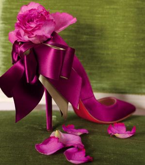 Intensywna fuksja to doskonała propozycja dla pewnych siebie, nowoczesnych panien młodych. Takie buty doskonale przełamią klasyczny ślubny look i z pewnością będą wisienką na torcie ślubnej stylizacji (źródło: pinterest.com)