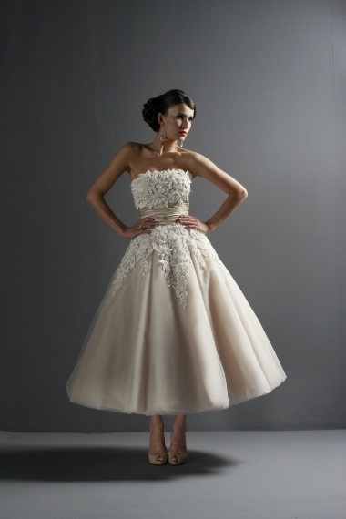 Suknia w stylu lat 50-tych z bogato zdobioną górą i szerokim pasem w talii (źródło: pinterest.com)