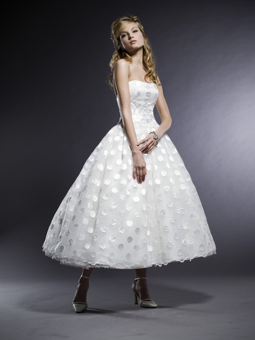 Piękna suknia wykonana z bogato zdobionego materiału (źródło: pinterest.com)