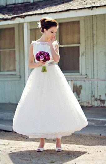 Suknia ślubna w stylu lat 50-tych wykonana z ozdobnej koronki (źródło: pinterest.com)