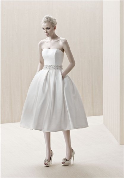 Suknia ślubna w stylu lat 50-tych w wydaniu minimalistycznym i z ozdobnym pasem (źródło: pinterest.com) 