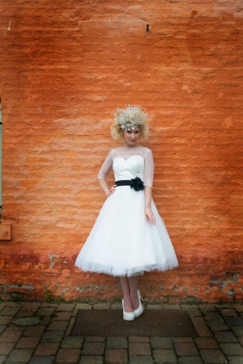 Suknia ślubna w stylu lat 50-tych z tiulową górą i ozdobną szarfą w talii (źródło: pinterest.com)
