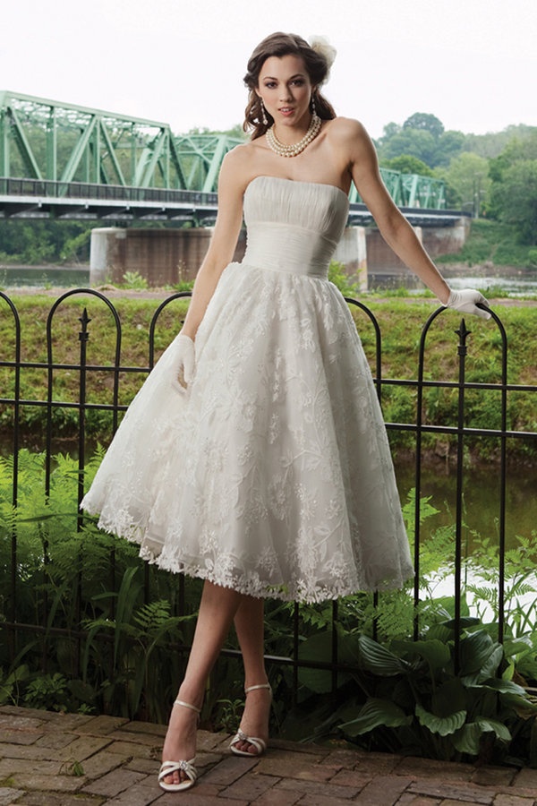 Suknia ślubna w stylu lat 50-tych z koronkowym dołem (źródło: pinterest.com)