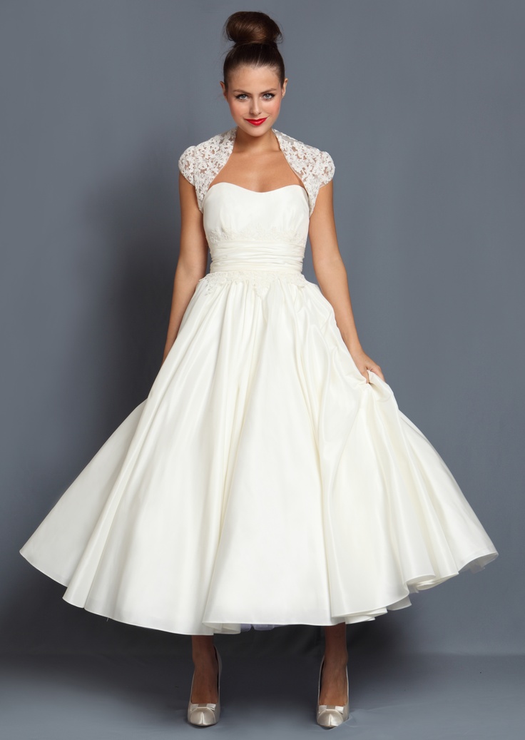 Suknia ślubna w stylu lat 50-tych w nowoczesnym minimalistycznym wydaniu (źródło: pinterest.com)