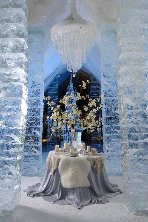 Wnętrze wystylizowane na lodową komnatę to pomysł piękny i nietuzinkowy zarazem (źródło: pinterest)