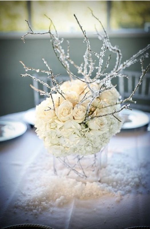 Białe kwiaty i oszronione gałązki będą pięknie prezentować się na ślubnym stole (źródło: pinterest)