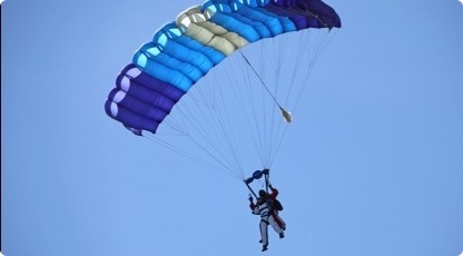 Skok ze spadochronem w tandemie 