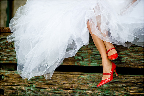 piękne czerwone, lakierowane buty ślubne
