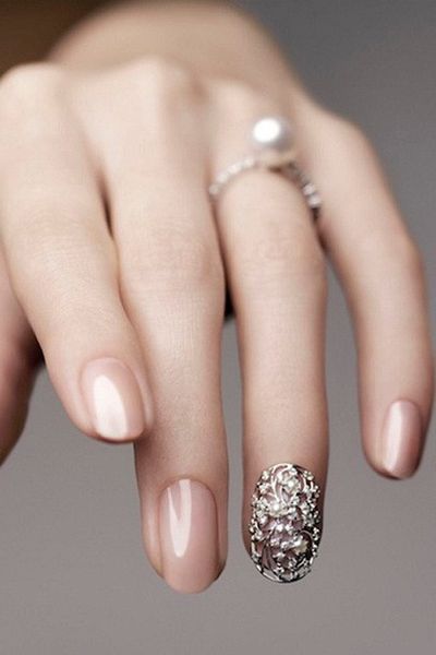 przepiękny ślubny manicure opcja nude - dopełnieniem jest ażur na paznokciu palca serdeczniego