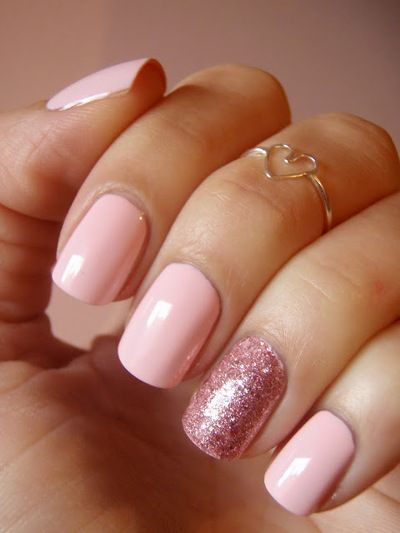 ślubny manicure - róż pastelowy może spokojnie zastąpić standardową biel. Tu dodatkowo akcent brokatowy na serdecznym palcu