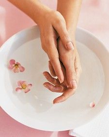 domowe manicure - wymoczenie dłoni w miseczce z ciepłą woda z dodatkiem oliwki np. dla dzieci