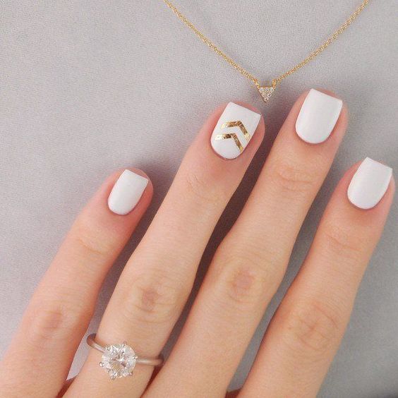 ślubny manicure - złoty akcent na serdecznym palcu z przepięknym pierścionkiem zaręczynowym w zestawieniu z delikatnym złotym naszyjnikiem