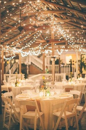 wesele w stylu rustykalnym - przepięknie udekorowana drewniana wiata światełkami z zastawą w bieli