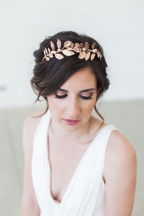 trendy ślubne - zamiast kwiatów towarzyszących stylowi boho panna młoda ma metaliczną opaskę z perłami we włosach