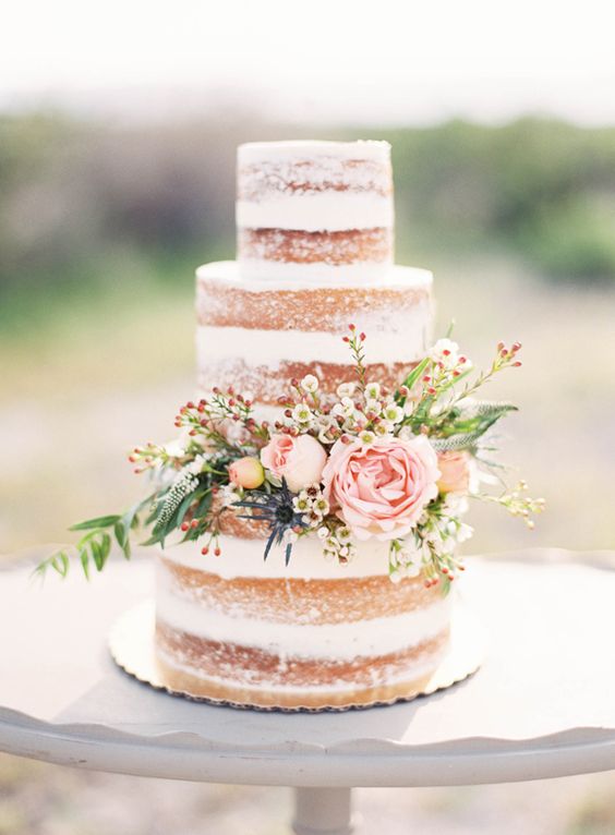 naked cake, tort bez polewy i typowych dla tortów ślubnych, udekorowany tylko kwiatami