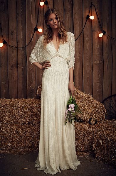 panna młoda w sukni ślubnej w stylu boho w stodole oświetlonej lampkami