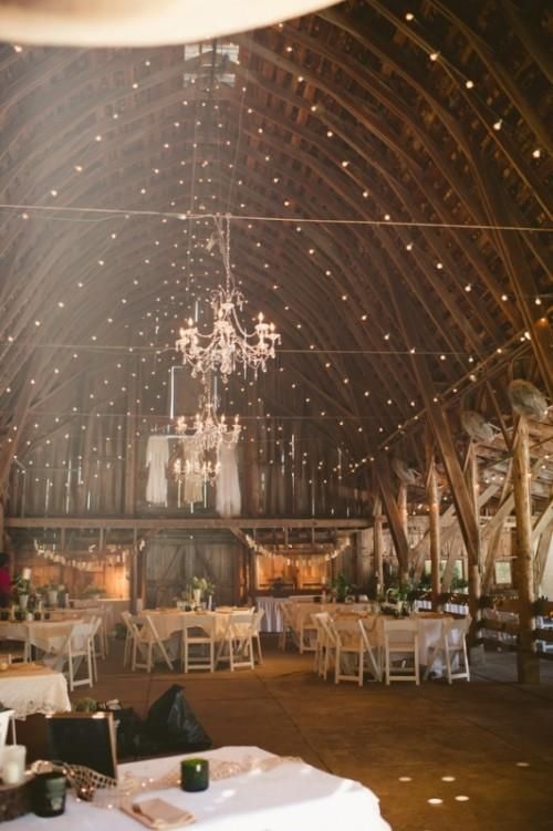 trendy ślubne, pięknie udekorowana stodoła na wesele w stylu boho, podwieszonym światełkami  - bright