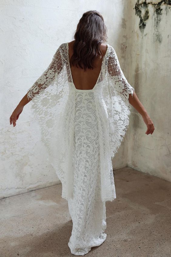 piękna koronlowa suknia ślubna z stylu boho, z odkrytymi plecami i rękawami jak sprzydła