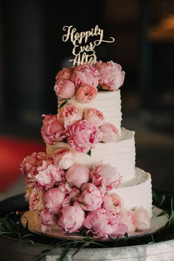 tort ślubny z kwiatami